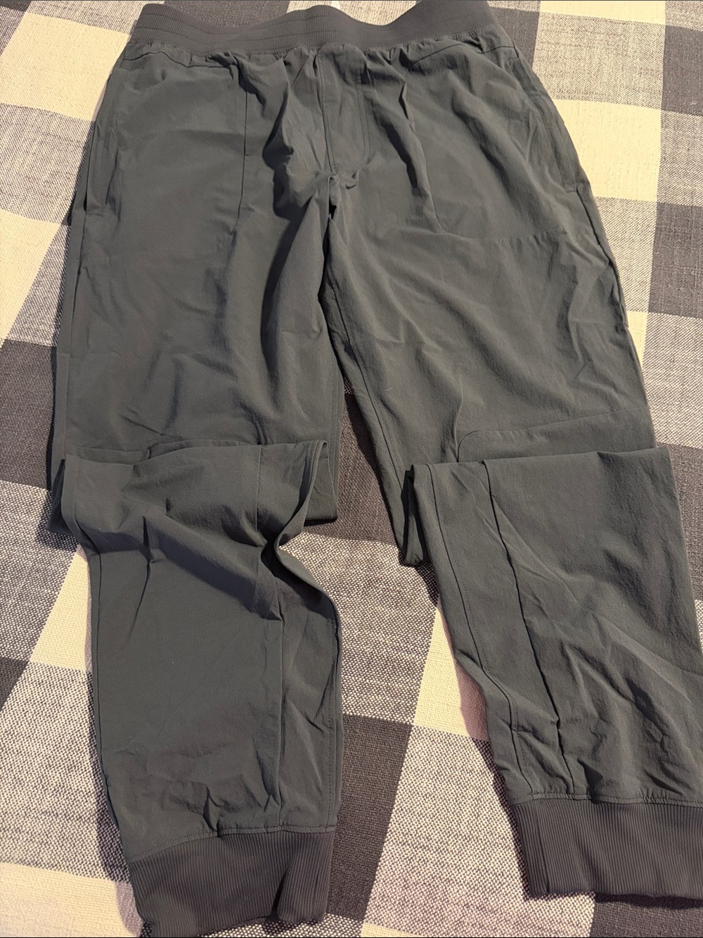 ALO Yoga Men's Jogger Pants in Charcoal